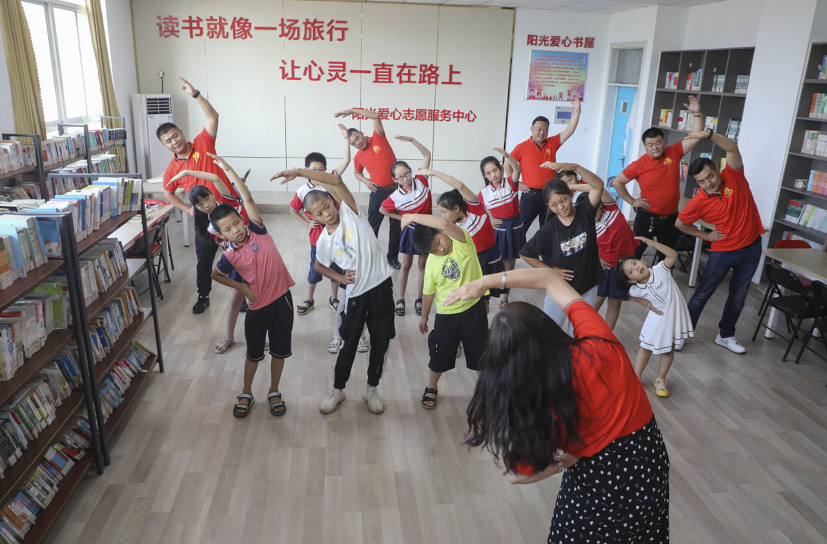 和谐友爱：我的自我介绍 (200字)