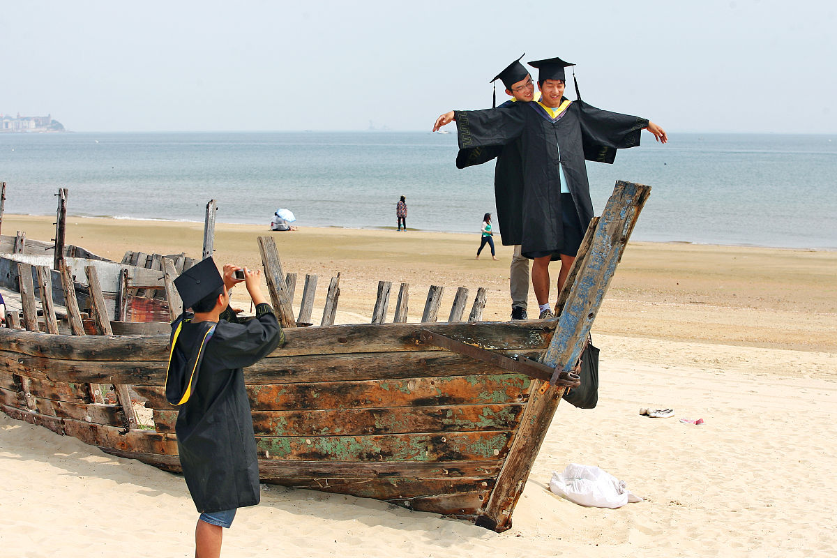 2014年6月18日,山东烟台大学东门外,大学毕业生们模仿电影《泰坦尼克