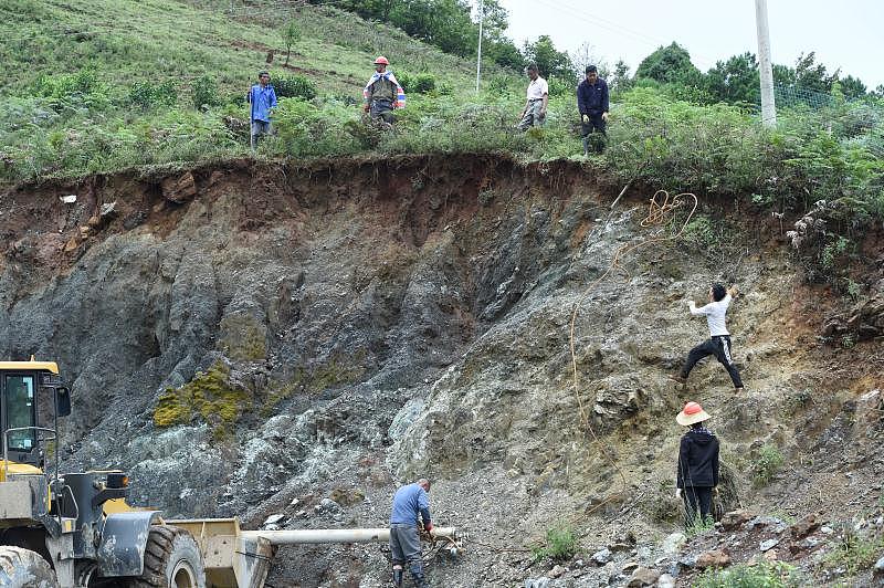 结合老挝甘蒙省国情我民生写一个关于矿业企业在当地预防风险的下一步建议要求列点总结每点要求300字左右