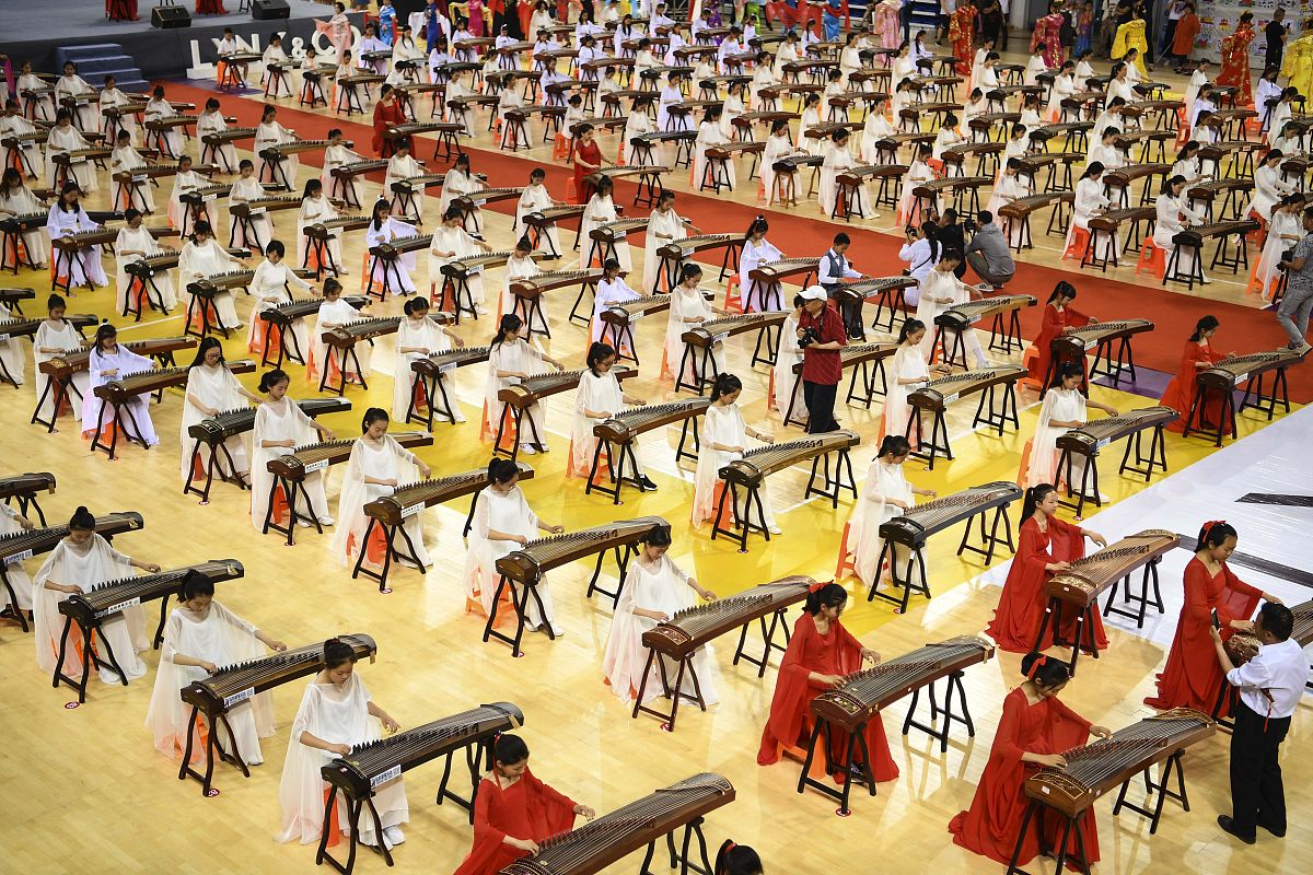 写一份关于千人古筝表演的方案