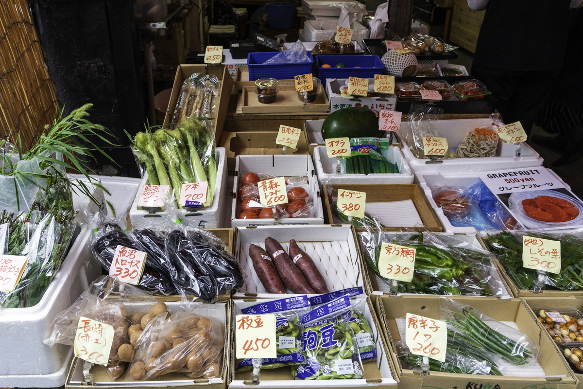 在坡坡上旁边有个大饭店。帮我起10个相关性高的很小众的超市名字
