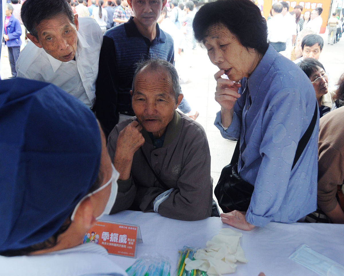 2011年9月20日,第23届全国爱牙日,上海市卫生局在人民公园5号门举行了