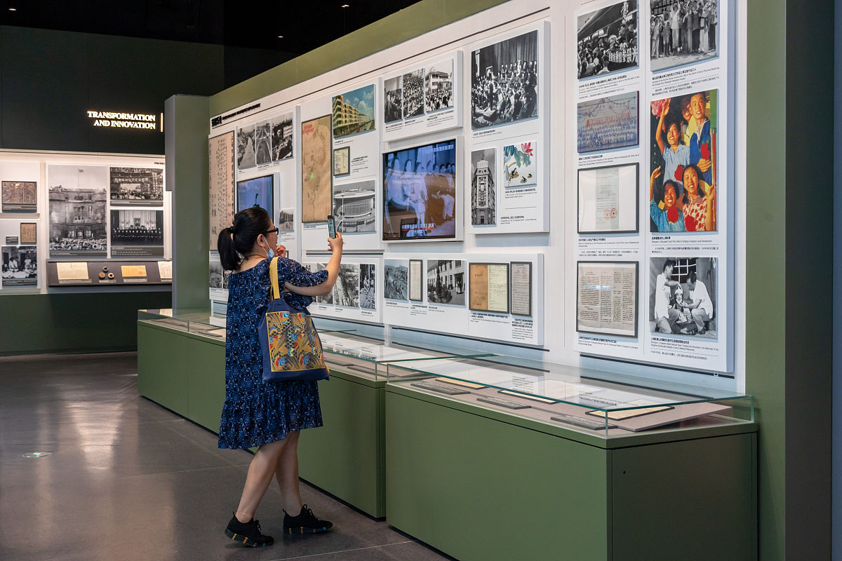 走进学校历史展馆，感受精神传承与发展力量