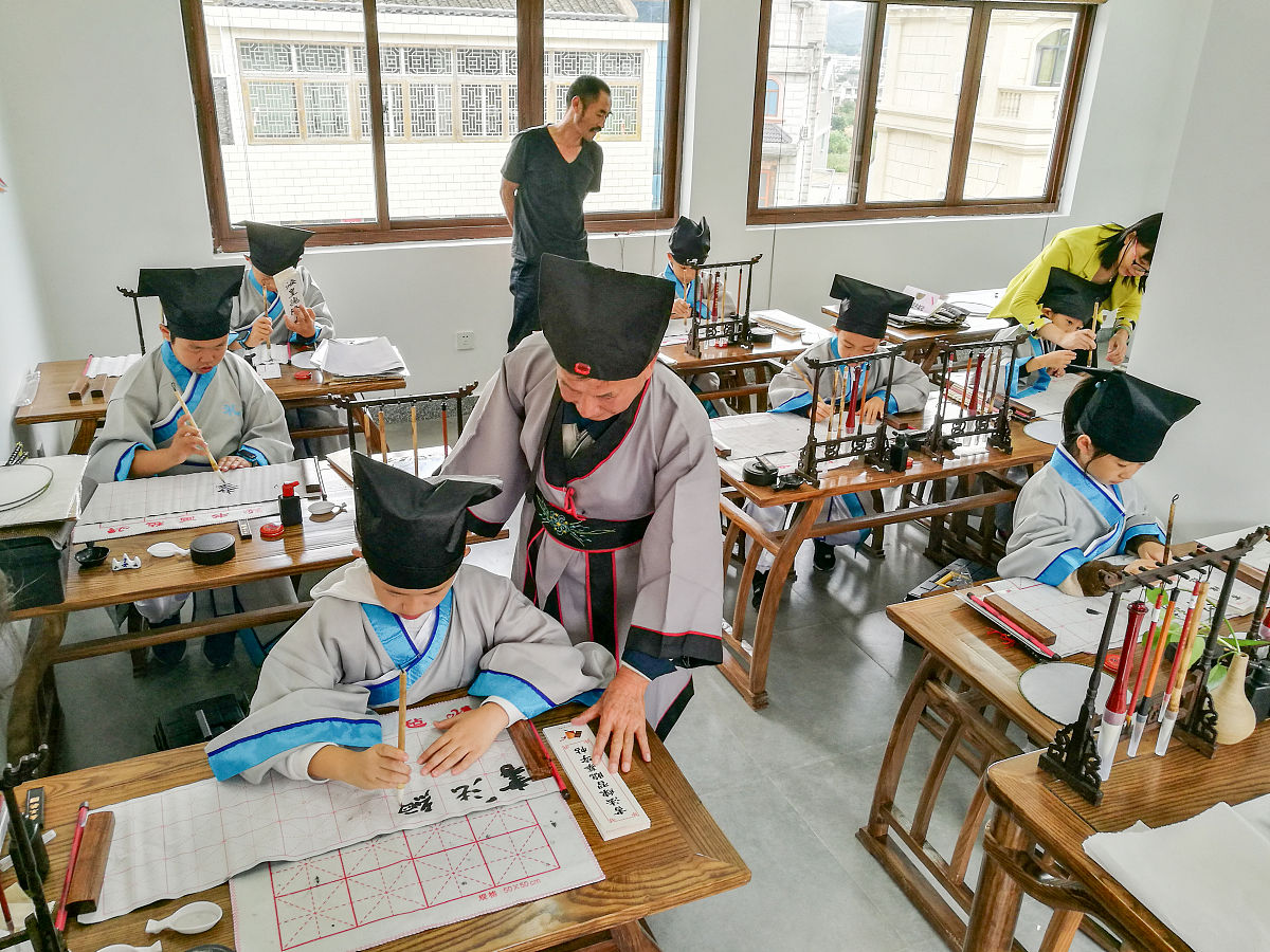 2018年10月13日,浙江省舟山市展茅干施岙,孩童们正在学习国学与"五匠"