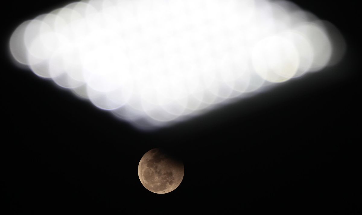 月食模拟实验：手电筒揭秘天体奇观