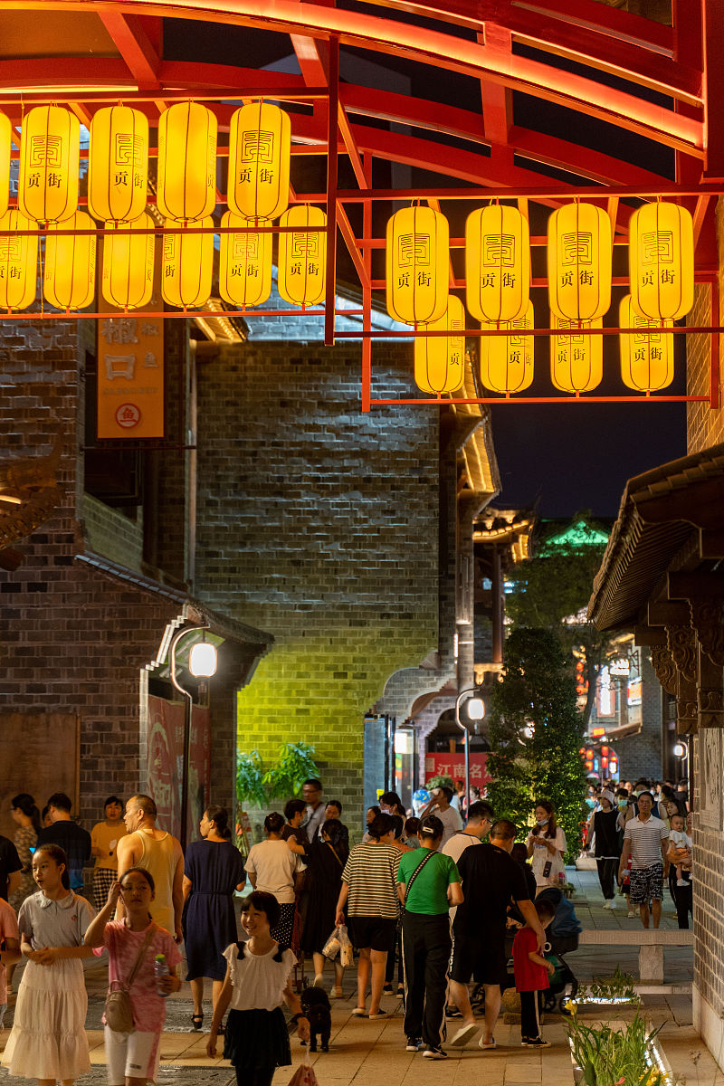 2021年9月12日,合肥,实拍仿宋朝文化商业街贡街夜色.