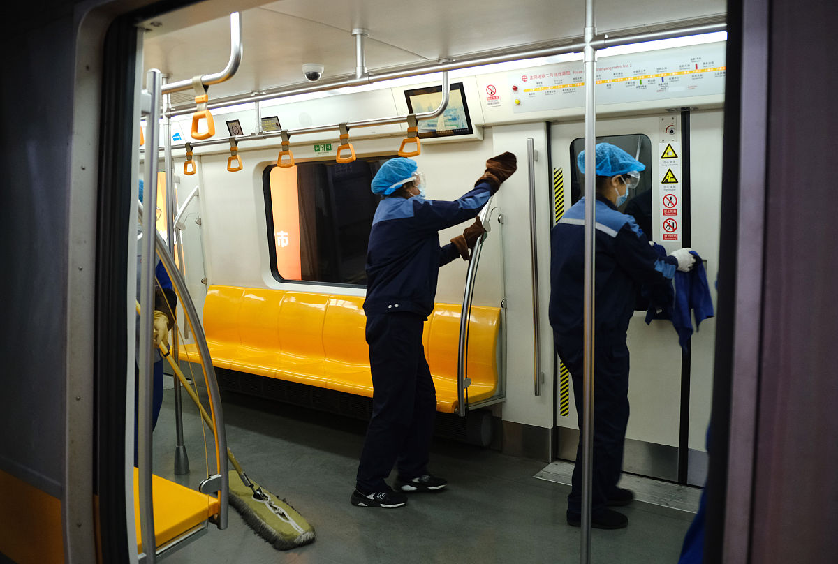 地铁门夹住怎么办？冷静应对，安全脱困！