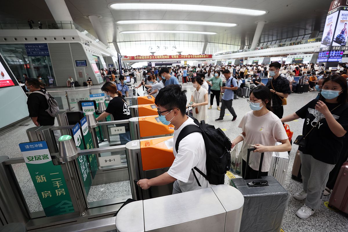 工作人员骂乘客不坐车滚出去？杭州东站回应：系实习生已辞退根据这个话题写一篇500字文章并且给出30个字标题