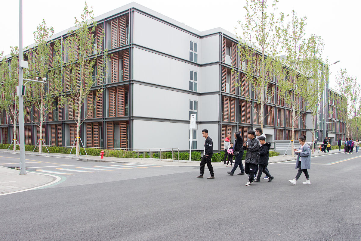 扩写防疫隔离点采用多层建筑：采用多层建筑结构可以在有限的土地面积上提供更多的空间。通过垂直空间的利用可以增加隔离区域的容纳能力。