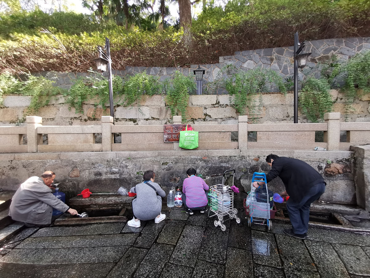 白酒洒入污水井盖，会造成污染吗？