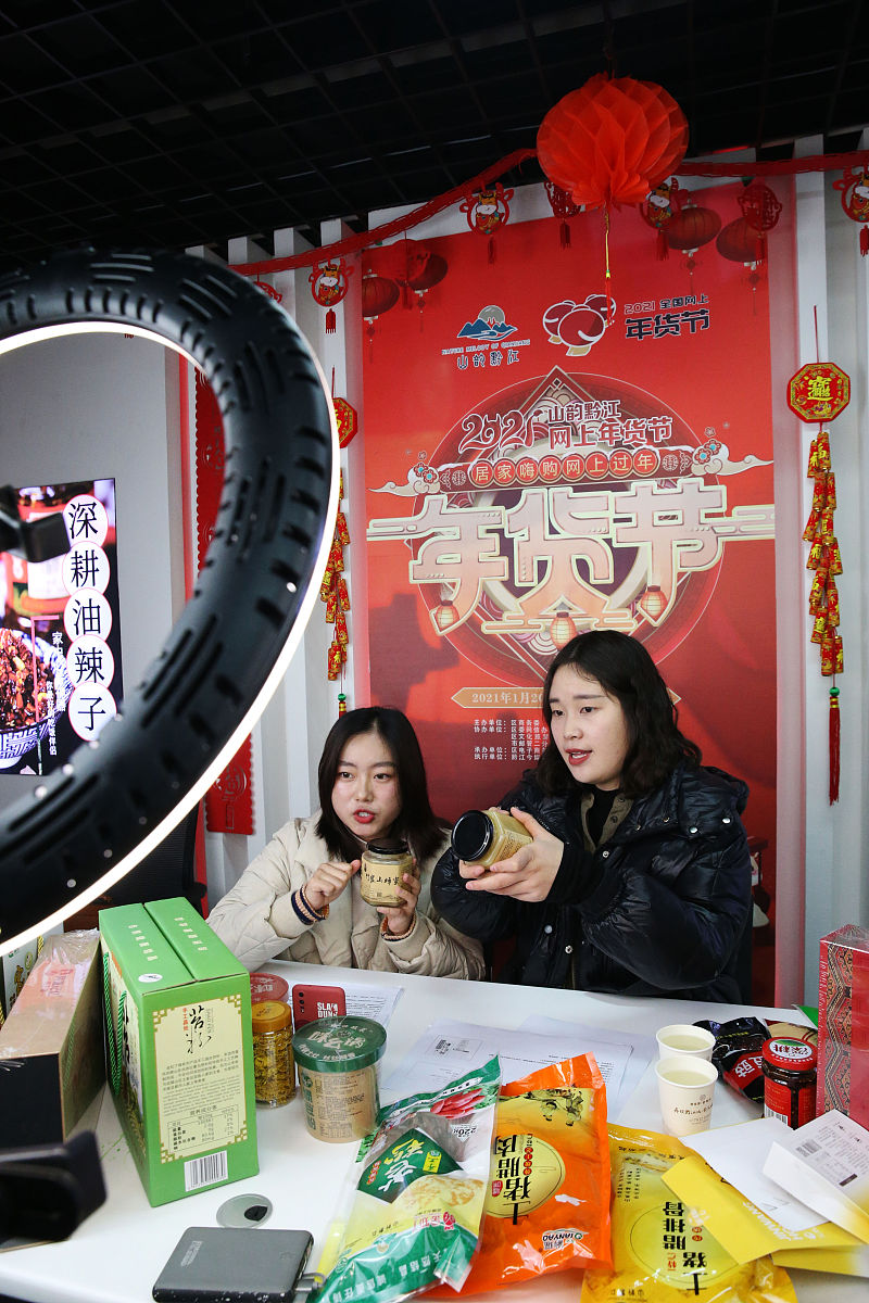 帮我写一份三点关于抖音直播食品生鲜赛道的个人思考1、好产品很重要迎着风向很重要。这次年货节我们的直播间取得了前所未有的成绩对于酸菜鱼直播间来说首先这个品已经是经过市场和用户认证的非常优质的爆品再者就是即将到春节这个节点中国人一年中最重要的节日不少家庭餐桌上年年有鱼这道菜非常契合春节这个节点。酸菜鱼直播间既能为抖音留住用户也能为用户提供优质的产品也能为公司盈利这样的产品对于平台、用户、公司都是共赢所