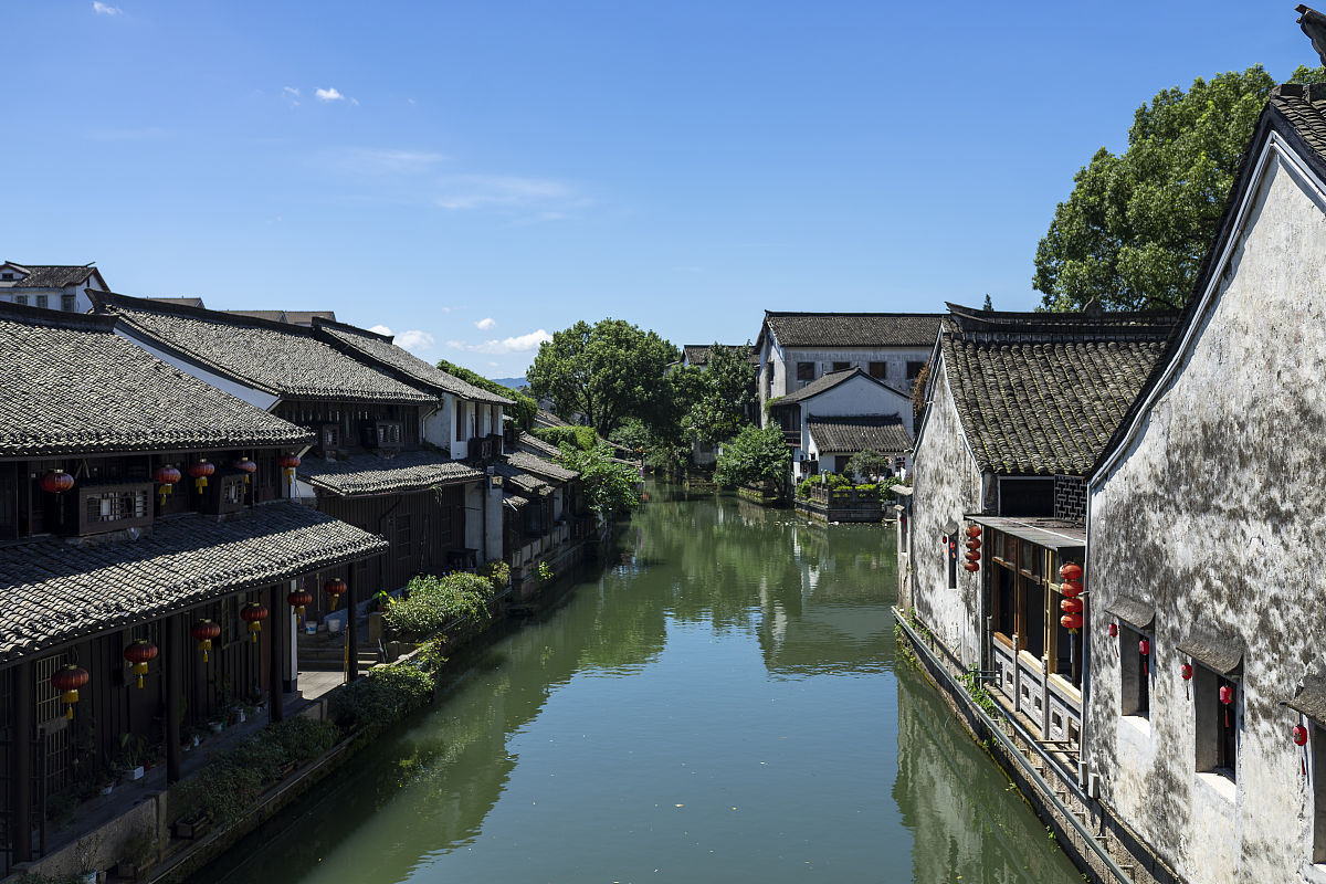 2020年8月2日,浙江绍兴,酷暑天气下的天空碧蓝.