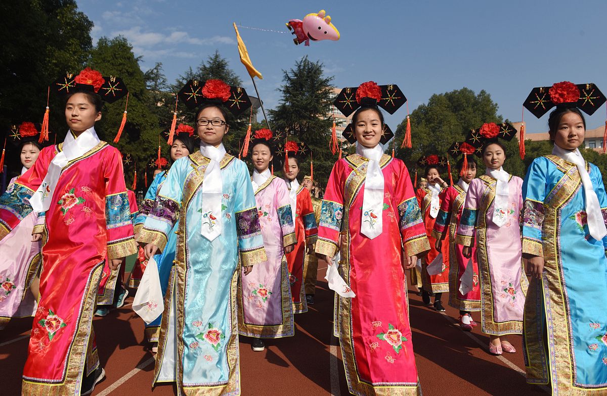 2017年11月2日,在安徽铜陵市第三中学田径运动会开幕式上,中学生们穿