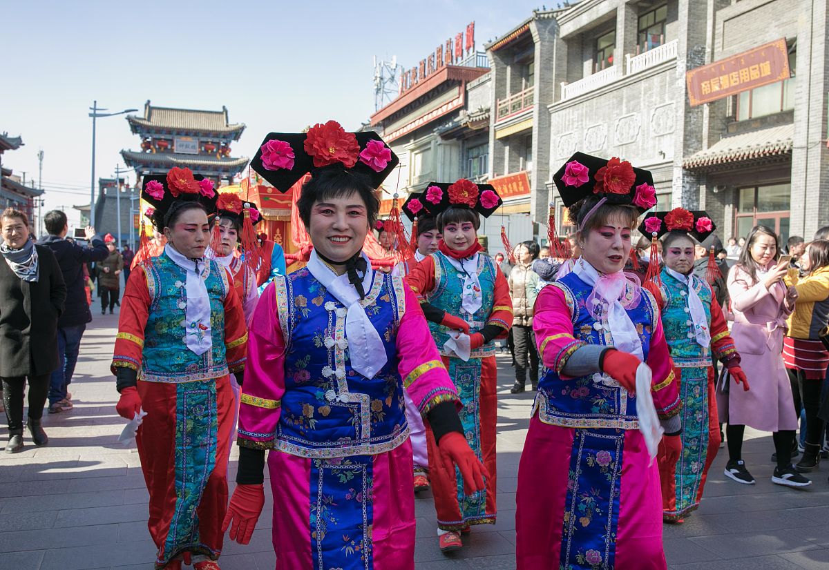 2018年2月21日,呼和浩特市玉泉区,钟鼓楼上演"抛绣球招婿"民俗表演活