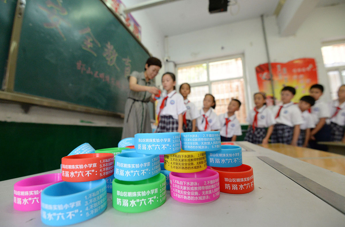 2019年7月4日,河北省邯郸市明珠实验小学的老师为同学们发放"防溺水知