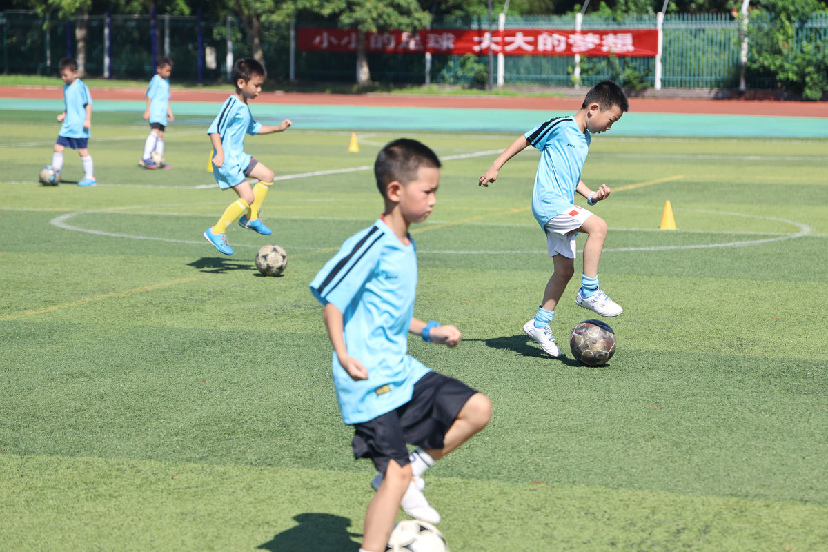 13岁小朋友足球如何练习颠球