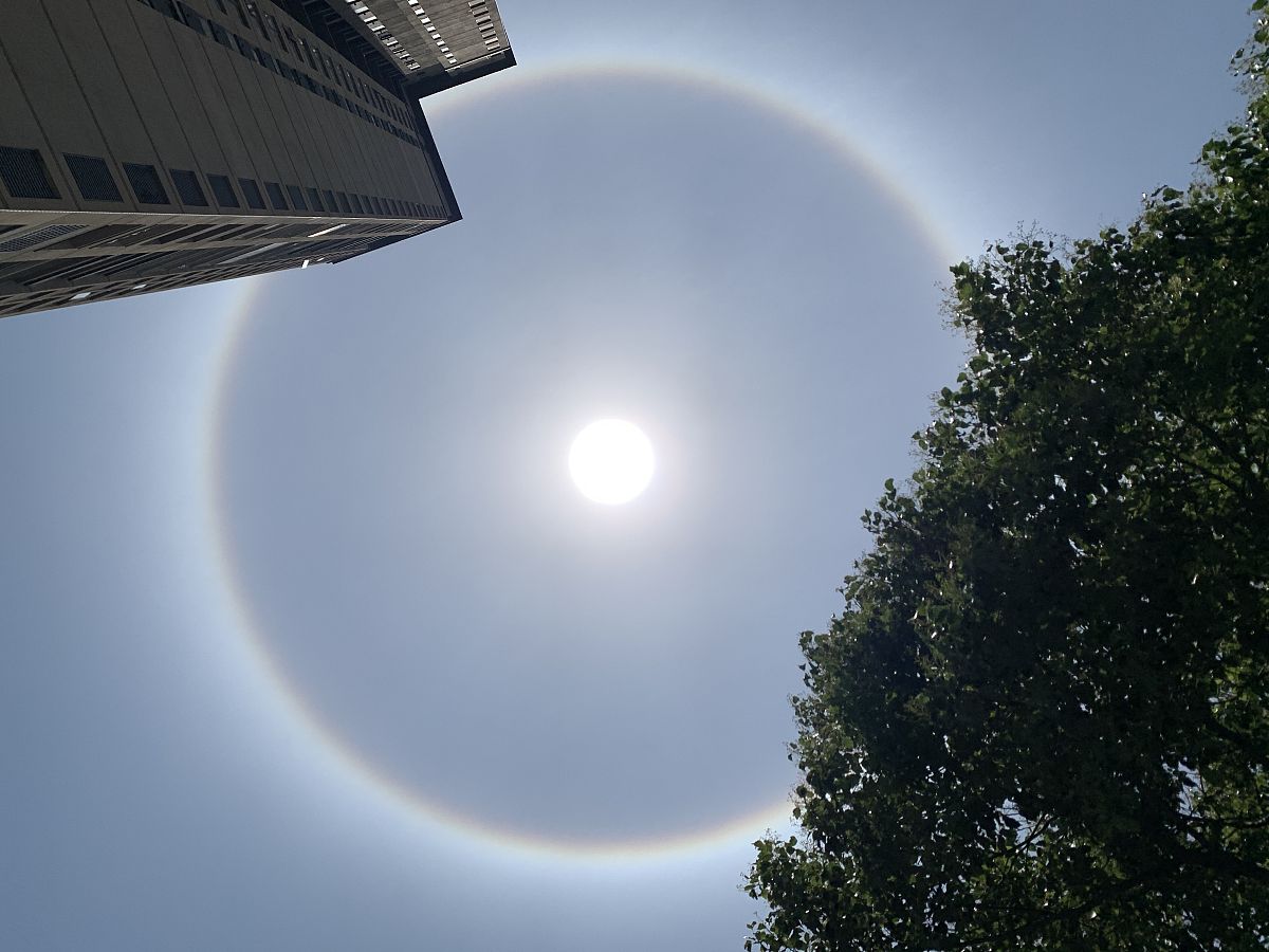 2020年4月27日,福建省莆田市的天空中出现日晕景观.