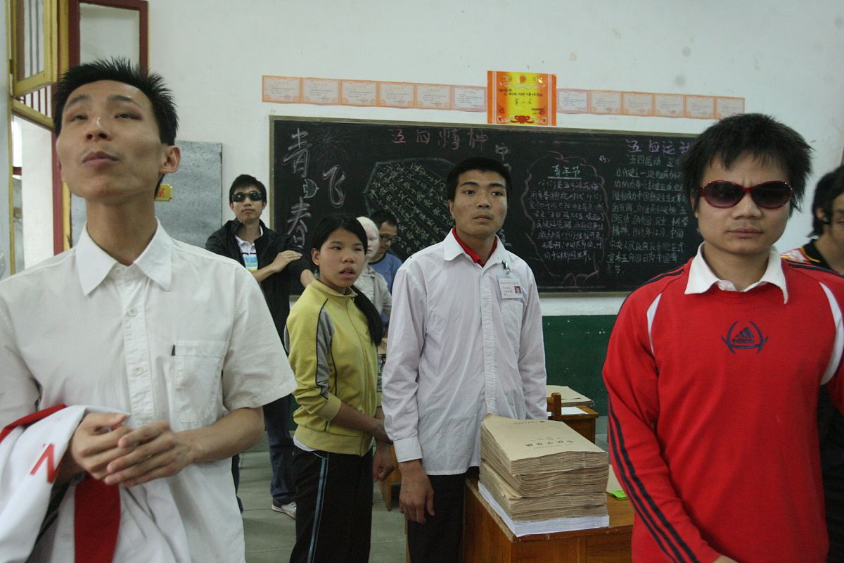 2010年5月13日,长沙,盲人教师郭洋的生活.课间,郭洋(左一)和学生一起