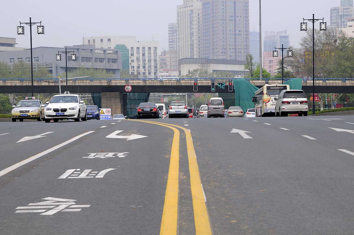 建国西路近吴兴路是单行道吗还是双行帮我用210字详细描述