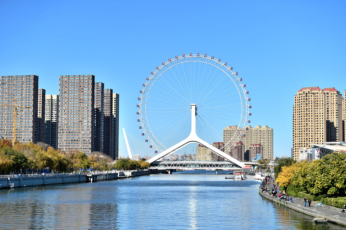 2018年11月16日,天津河北区,随着冷空气的来袭天空一碧如洗,蓝天下的
