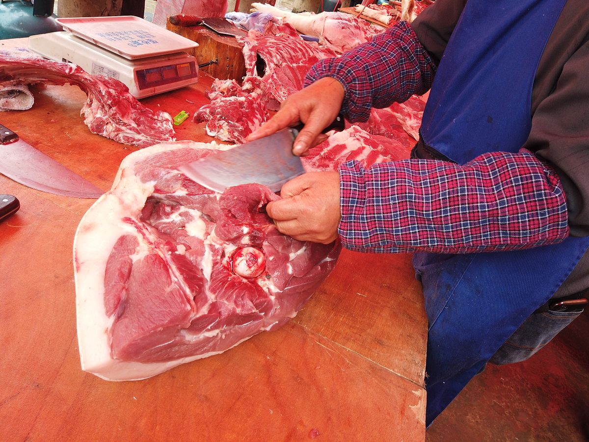 买的猪肉发白没有血色，