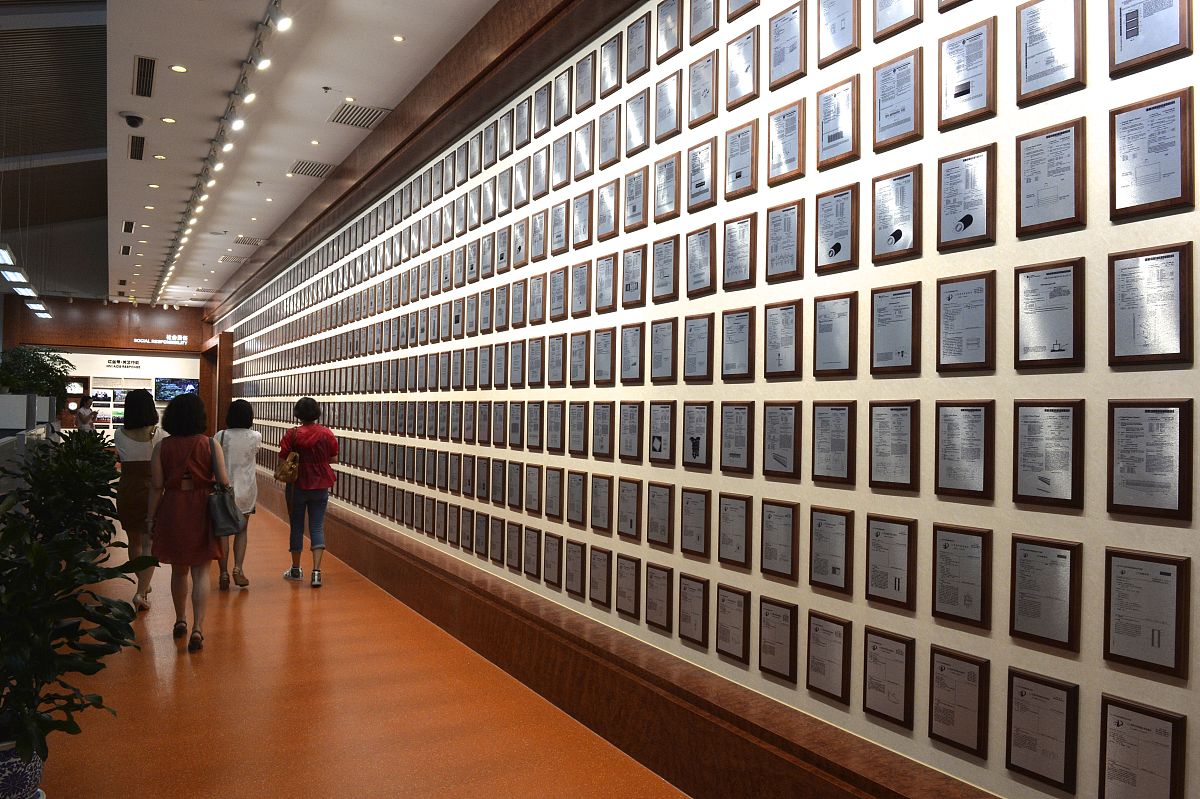 2015年5月22日,北京,探访汉能控股集团总部.汉能集团总部的专利展示墙