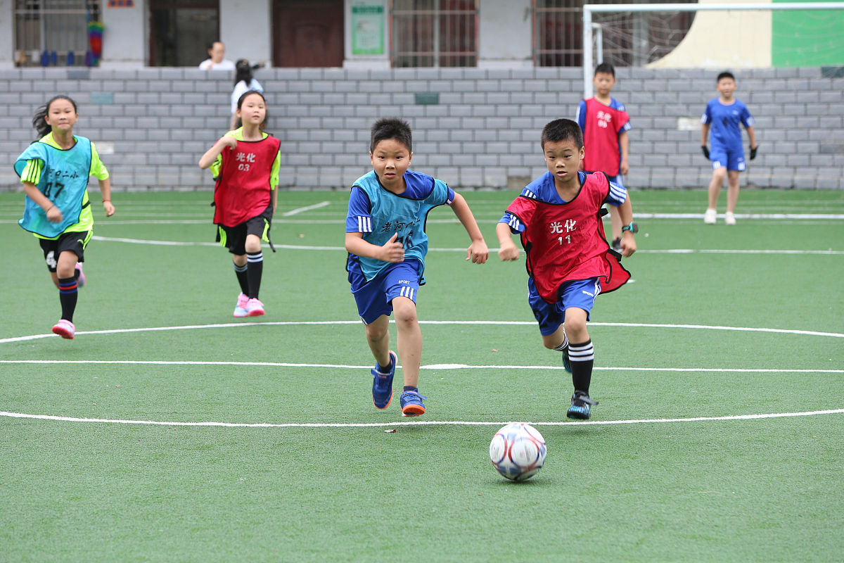 2021年7月5日,湖北省襄阳市,老河口市第二小学学生参加学校暑假课后托