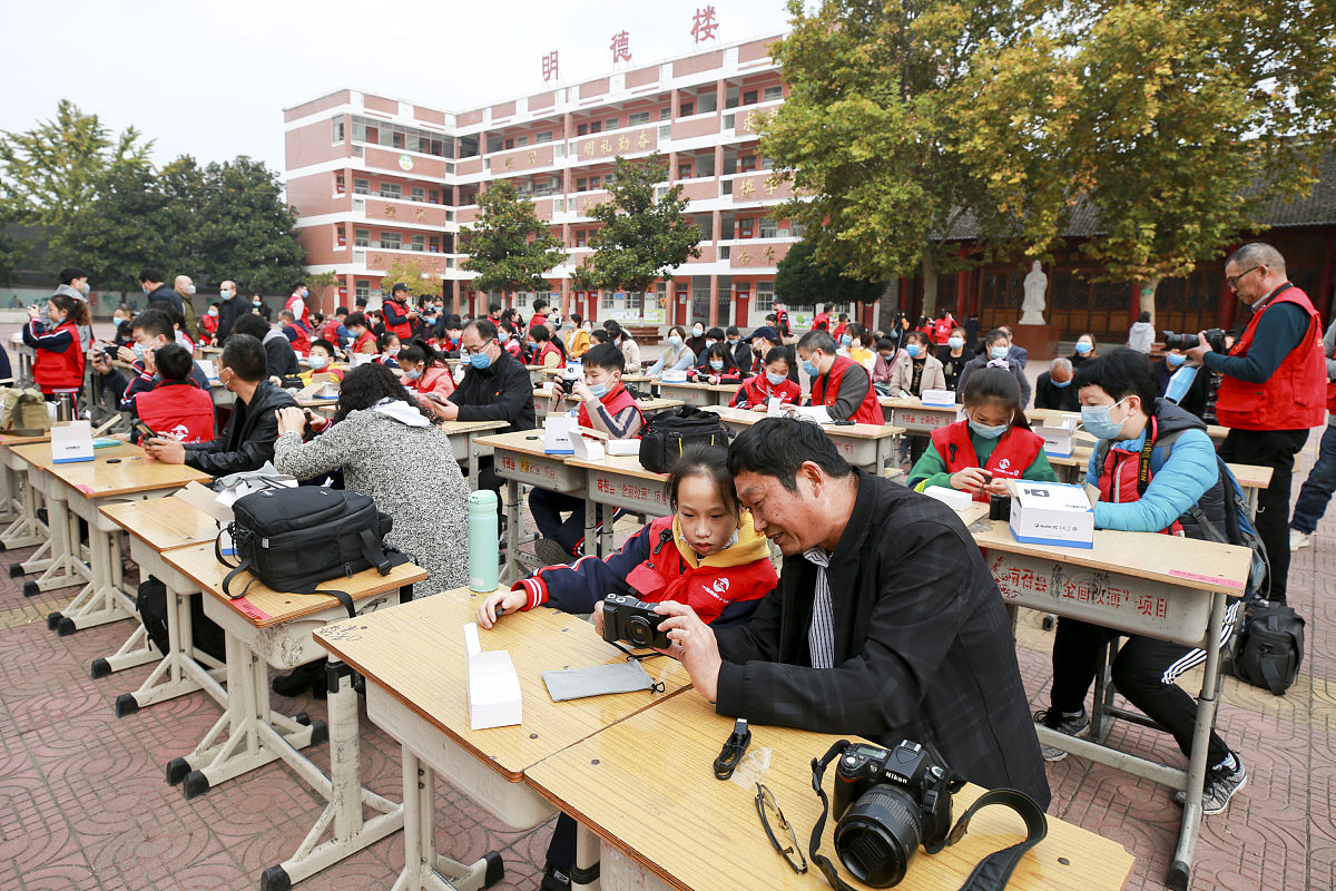 2021年10月31日,在河南南阳中国摄影小镇云阳中心小学院内,50名摄影志