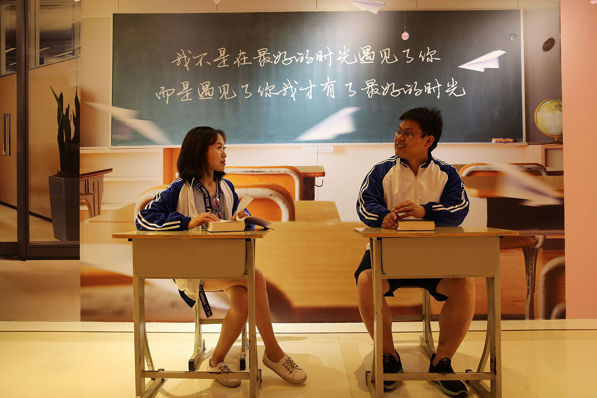 的小说故事题材为高中校园爱情以女性暗恋者视角书写被暗恋者为一位非常努力优秀性格谦和温文长相清秀的男性两人关系为高中同学