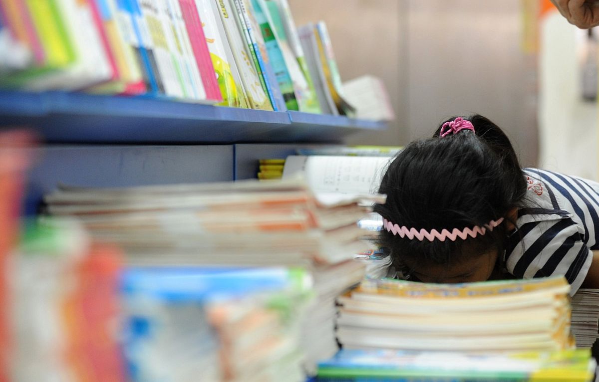 初一迎新大会主持人稿件：热烈欢迎新同学加入大家庭！