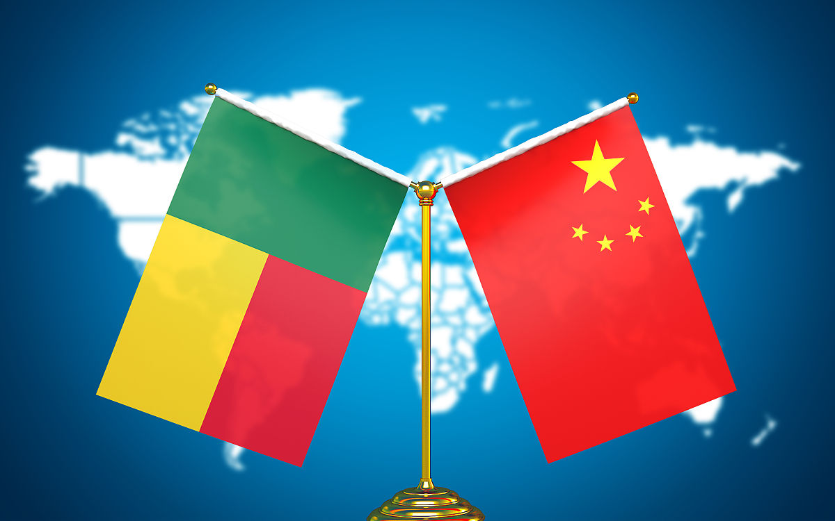 配图:中国与贝宁国旗