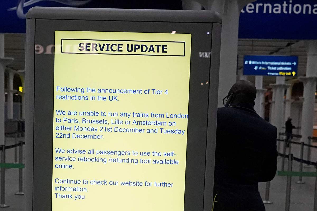 翻译以下句子为英文 空气中弥漫着一种令人不安的沉默让人感觉到有一种不祥的氛围。