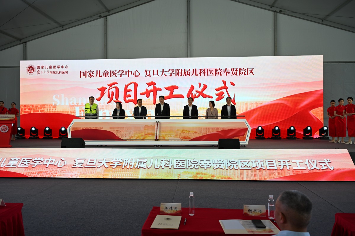 将下面语句话翻译成英文：我们将于下礼拜举行项目启动仪式