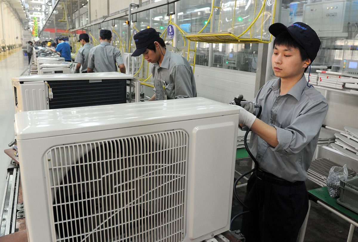 随着我国经济的发展和人民生活水平的提高家电市场逐渐走向繁荣。但随着家电市场竞争的加剧一些企业在经营管理中出现了问题而企业内部控制不完善是其中一大主要原因。而企业只有具备一个合理完善的内部控制制度体系才能在未来的发展和竞争中脱颖而出同时也才能够更加科学的管理和治理公司更好的落实企业的战略方针提高效率、减少风险。在《企业内部控制基本规范》发布之后我国的内部控制制度发展更加明晰加速了企业各自发展内部控制