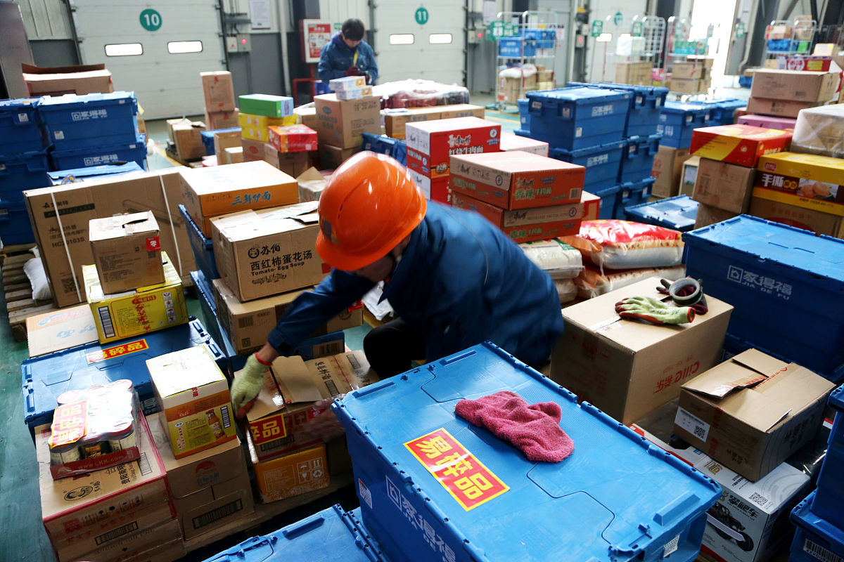 卢亮（2014）研究的快速消费品物流营销和仓库管理对于企业的发展至关重要。