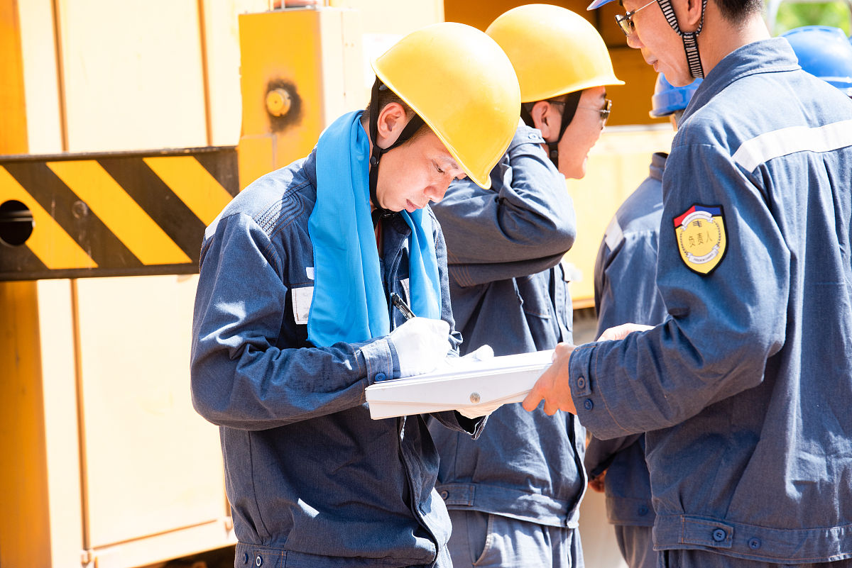 如何用另一种方式表达'根据安全措施要求和现场实际情况，施工管理人员需逐级进行书面交底'？