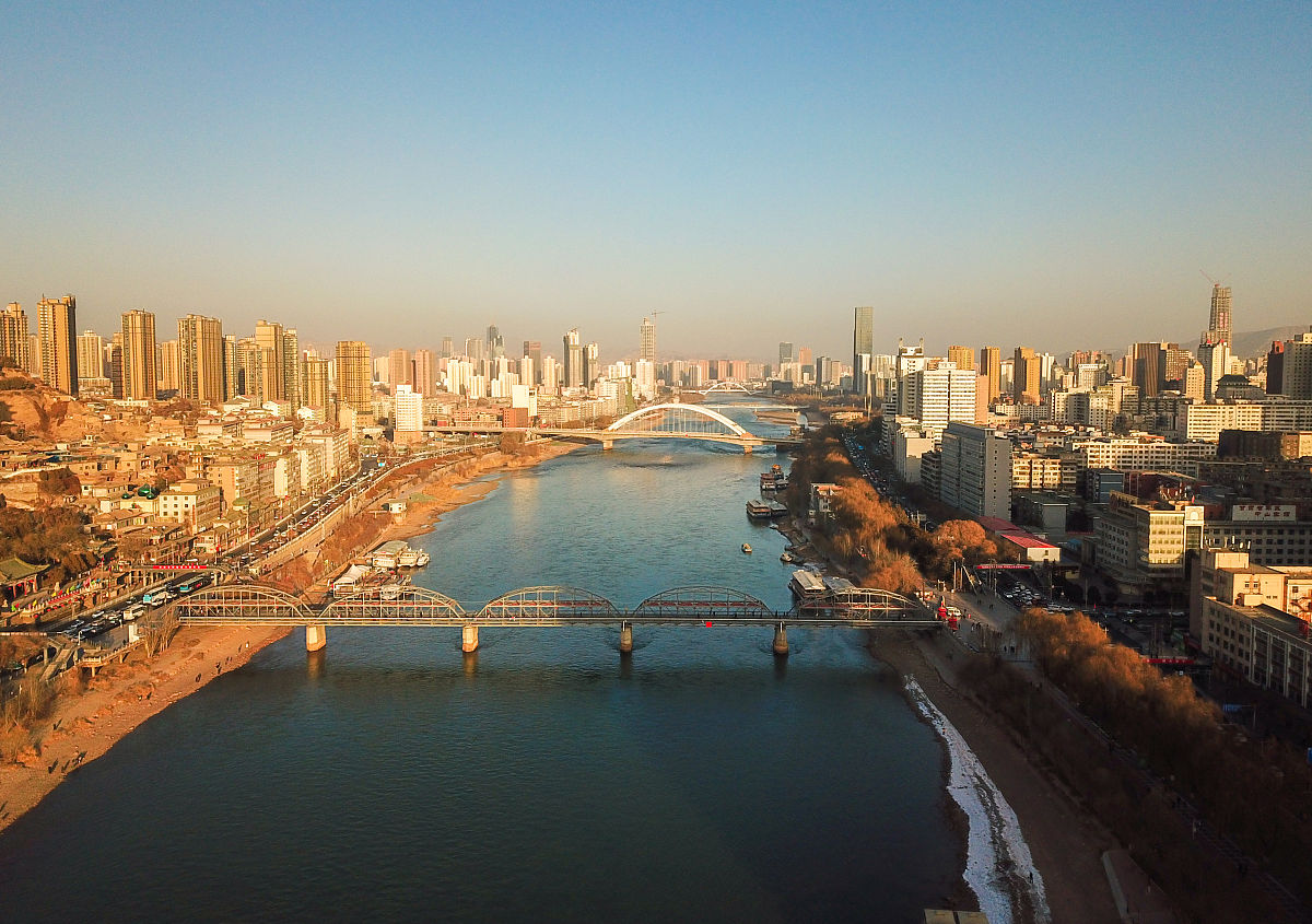 2018年2月12日,航拍兰州的桥和黄河.