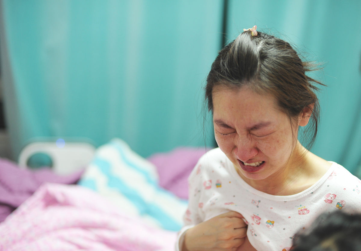 桂英姐是一位广东月嫂为人豁达做事不计较会说粤语和客家话也了解广东客家文化习俗动手能力很强会做多个菜系像面食甜点煲汤和粤菜等。为人很好沟通善于听取意见也会表达自己的意见不管什么事都会咨询雇主意见肯学习。对宝宝好会给宝宝唱儿歌和童谣。当宝妈放弃母乳喂养的时候会鼓励宝妈要坚持坚持堵奶的时候三更半夜还帮宝妈通乳 的月嫂官方评价500字