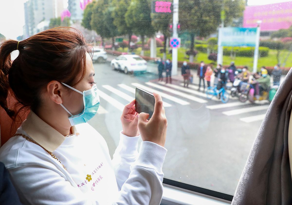 致敬医护英雄：我们与您同在！