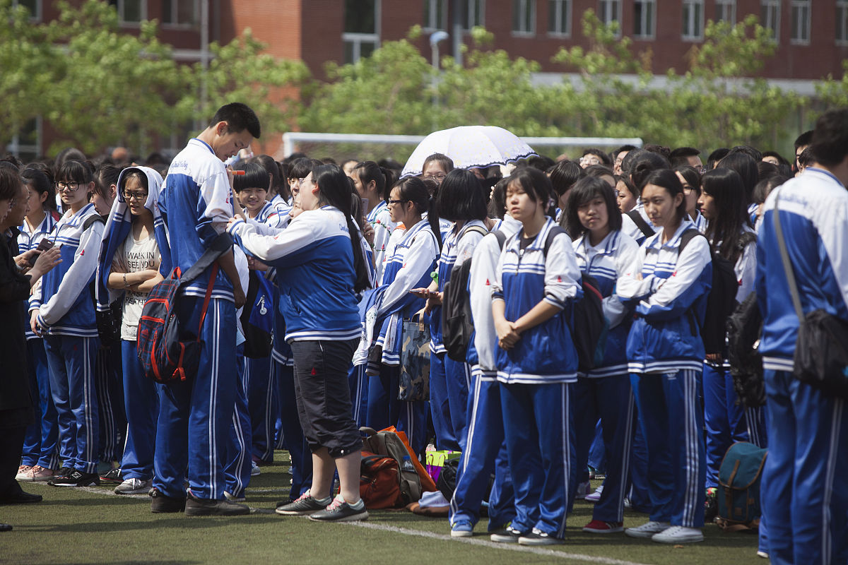 2015年6月5日,长春市第十一高中举办了毕业典礼.学弟学妹们送行