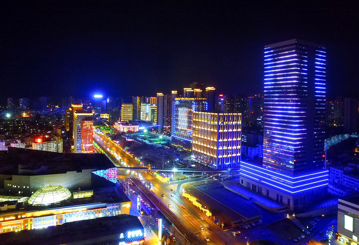 2017年02月21日,航拍大连城市夜景.高新区黄浦路楼体灯光走廊.