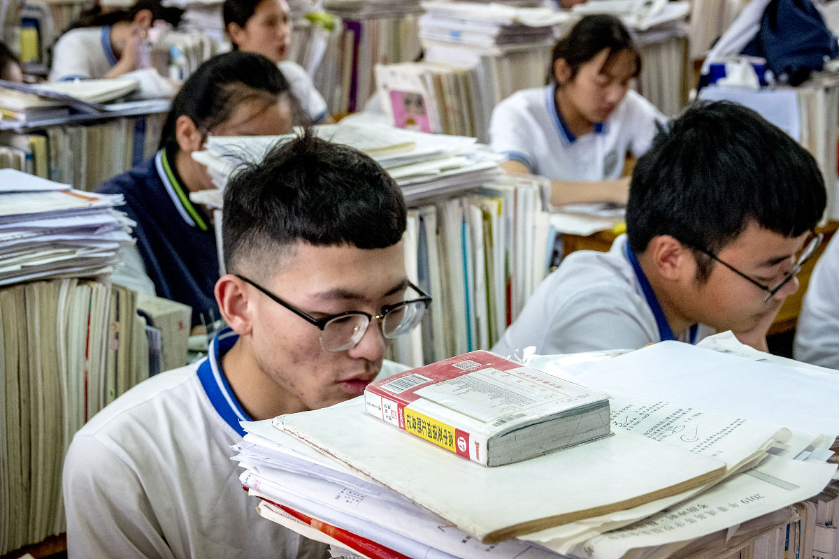 2019年5月28日,河南安阳,滑县第二高级中学的高三学生在教室内认真学