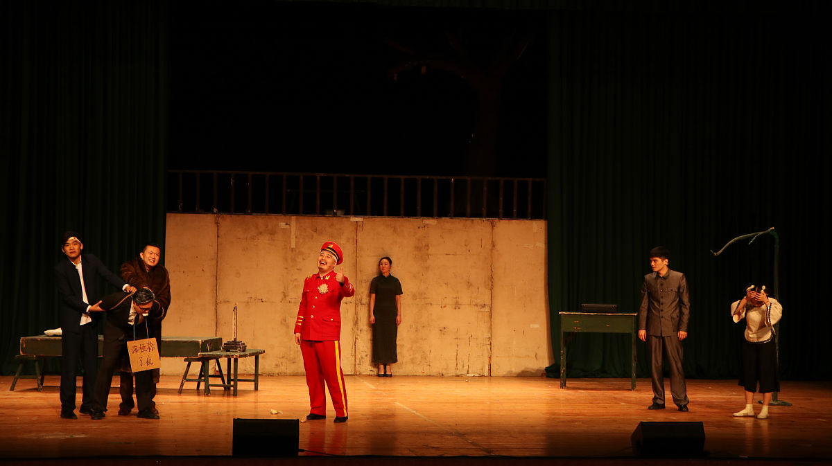 《驴得水》是周申、刘露编剧导演的喜剧电影由任素汐、大力、刘帅良等主演故事的主要人物都生活在一所乡村小学当中。校长为了得到上级发下来的教学资金而谎报了学校的老师数量。将一名不存在的英语老师驴得水也算在了其中。随着上级特派员的到来乡村小学里的老师、校长开始慌了手脚。为了应付特派员他们找人假冒了驴得水老师。虽然顺利骗过了特派员却迎来了更大的麻烦。观看后撰写一篇主题鲜明、逻辑完整、体现个人观点的感悟心得。