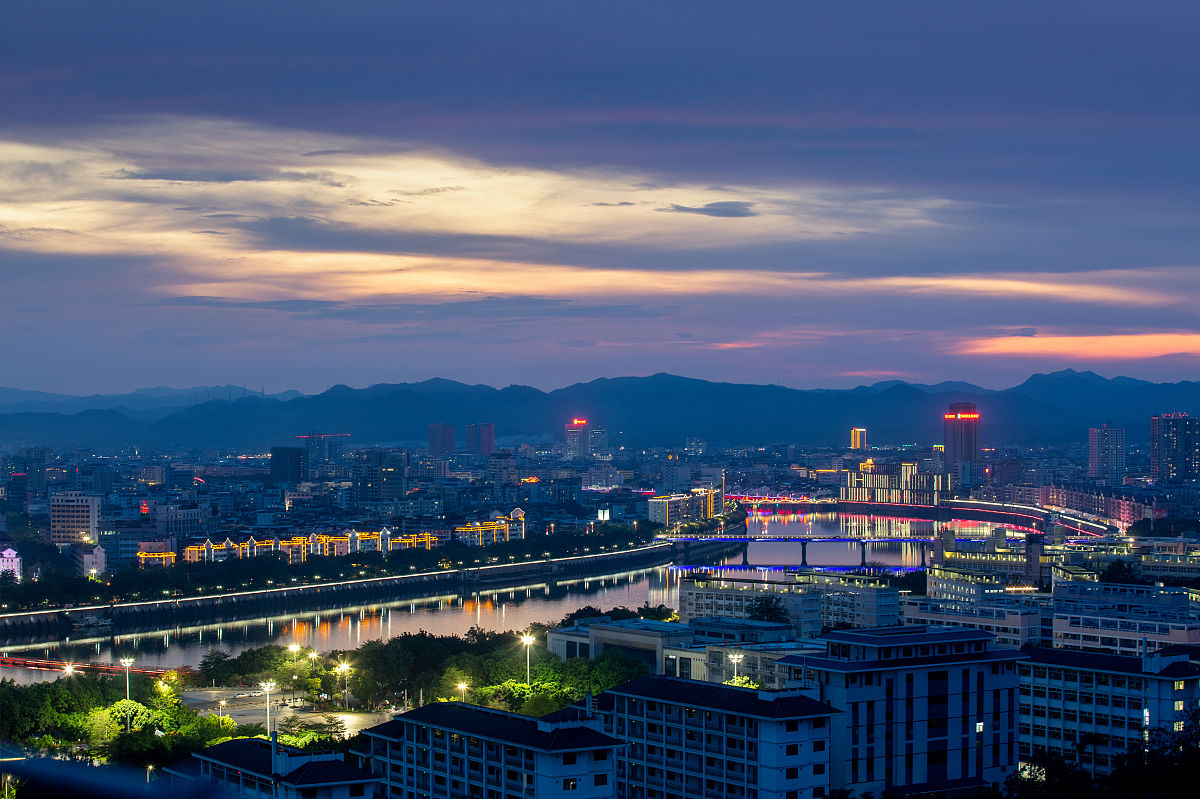 2021年5月13日,广东梅州,梅江上空的晚霞.