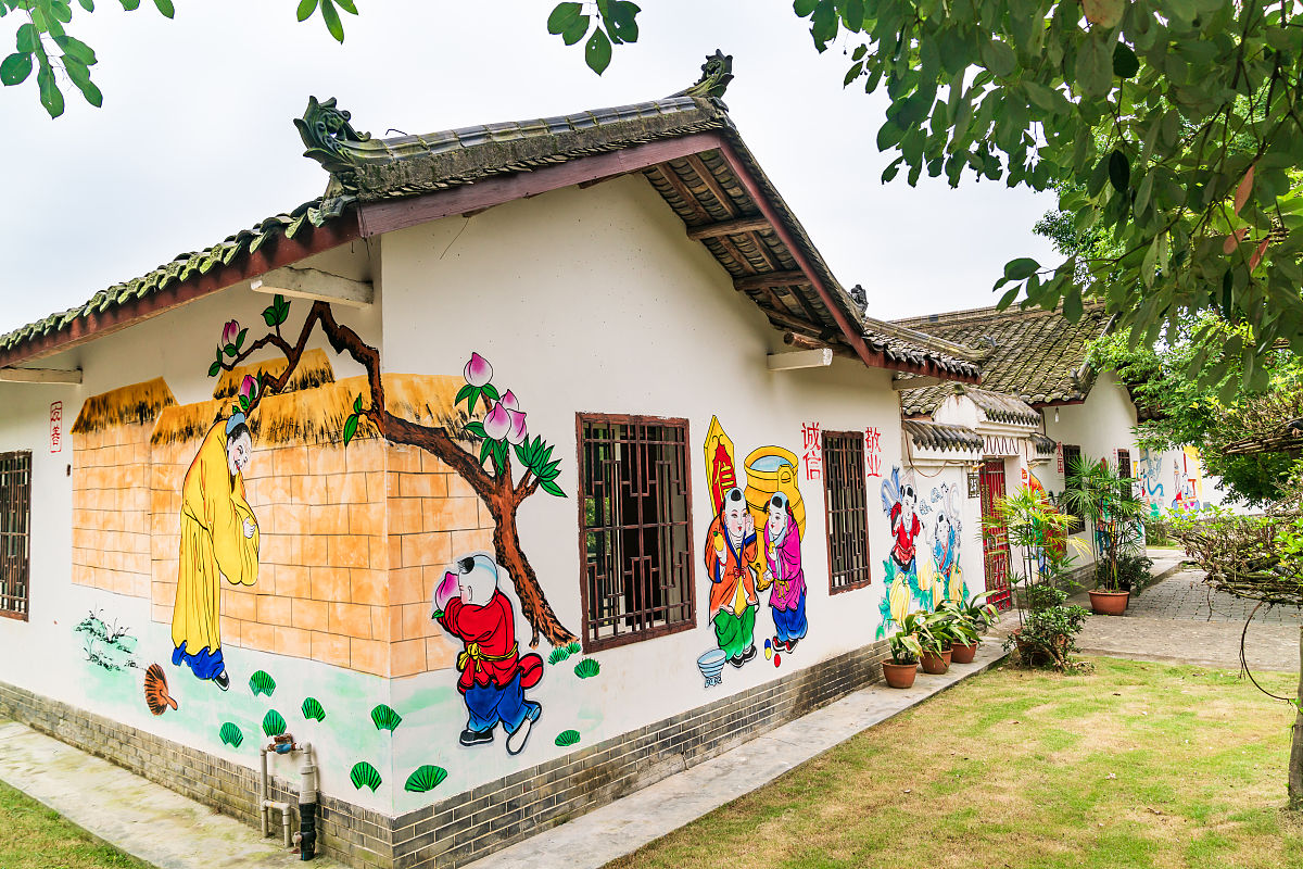 农民画展示在长街两侧民居外墙上现有民居未经整体规划设计宣传效果欠佳。。。以上语句重新书面表达一下