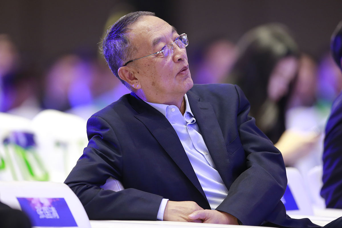 张忠谋半导体教父的由来 写一段200字左右的开头