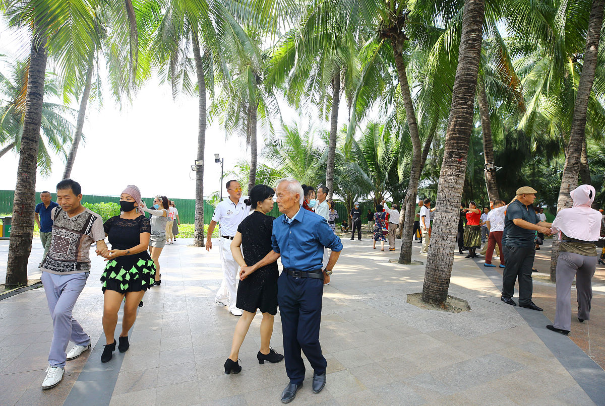 这是一段给一位位高权重的领导的话请用正式的语言翻译这段话：Hi ___________I hope this finds you well! How is Benjamin I’ve recently come back to Hainan for a bit before going back to the USA I’m wondering if you’re in Haikou recent