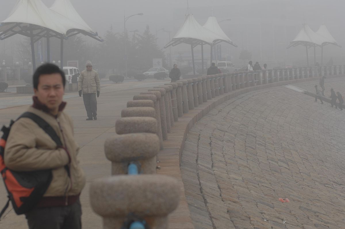 初中地理大概念有哪些初中地理大概念包括：1 地球与地图：地球的形状、地球的运动、地球的纬度和经度、地图的制作和使用等。2 自然环境：地球的大气、水文、生物和地理环境等。3 人文环境：人口、城市、交通、文化、经济等。4 地理信息技术：地理信息系统GIS、遥感技术、地理定位技术等。5 区域分析：不同地区的自然和人文特征、地区间的联系和差异等。6 可持续发展：环境保护、资源利用、经济发展和社会公正等。7