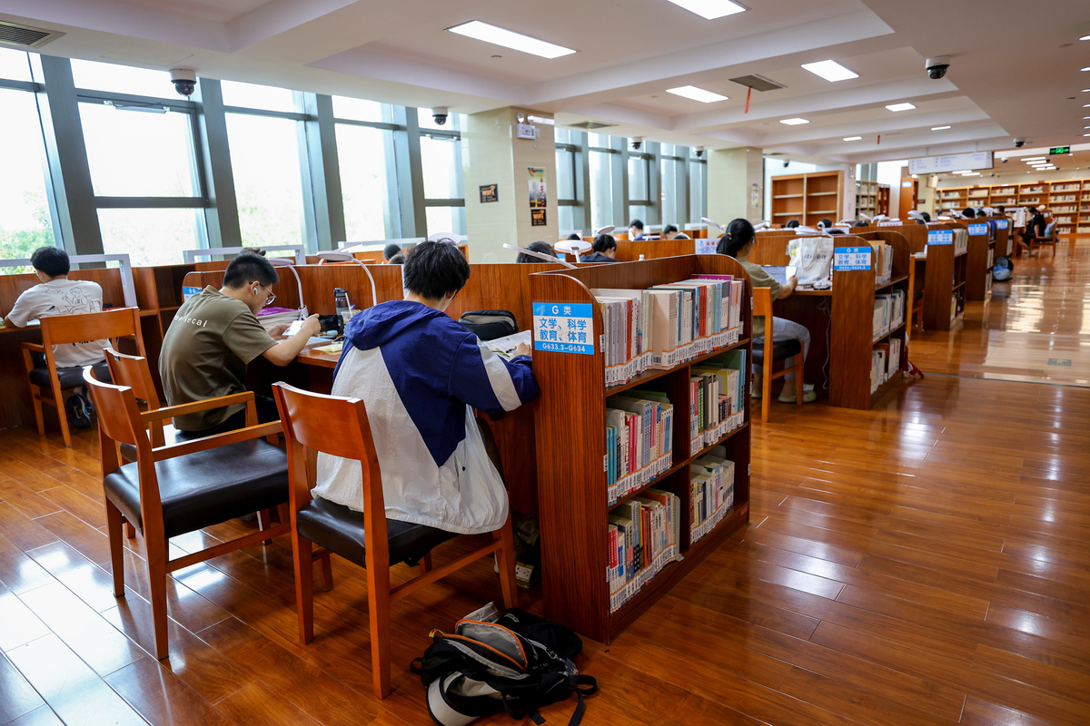 写一篇的关于在图书馆做社会实践活动的作文。