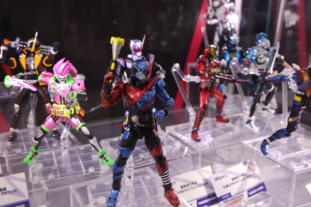 本作讲述了各位假面骑士参与游戏在竞争与合作中不断进步最终取得胜利的故事。主人公是神秘的青年——浮世英寿而另一位角色樱井景和则是一个热心善良为人正直的好青年。这一天樱井景和前去参加面试他表达了自己当志愿者的意向并说出了自己这几年做过的诸如捡垃圾、支援灾区、捐款还有献血等各种事情然而面试还是失败了。网络红人鞍马祢音直播表示自己要过普通人的生活但她和景和却突然被卷入一场意外遭到攻击。幸好被豪德寺、吾妻道